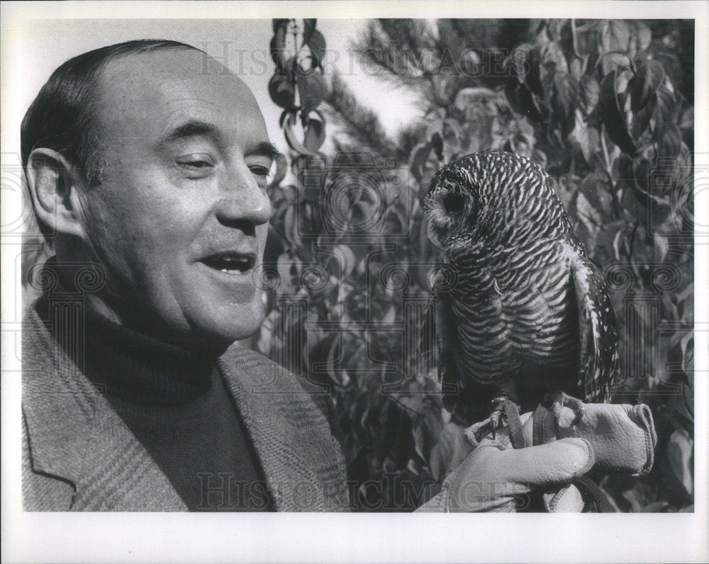 Press photo
Writer Desmond Morris with an owl - Historic Images