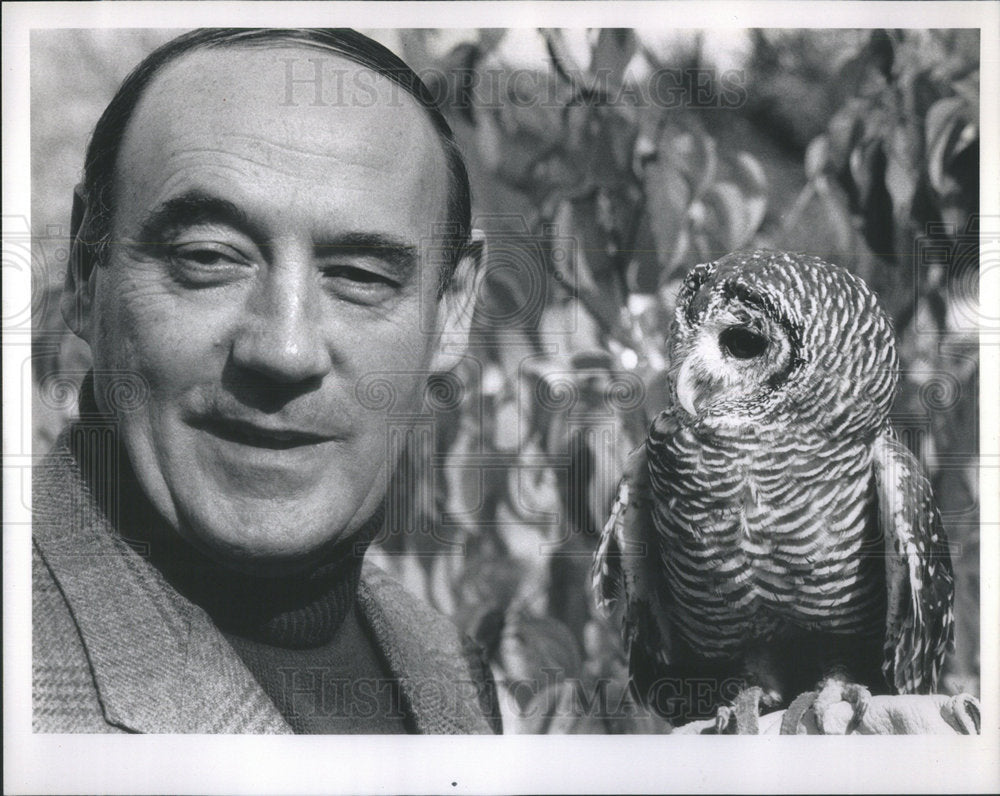 Press Photo Desmond Morris Animal Book Writer With Owl At Lincoln Zoo - Historic Images