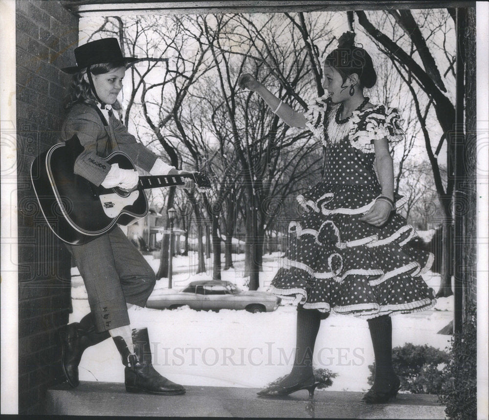 1970 Girls Practicing A Spanish Flamenco For The Mothers' Party - Historic Images