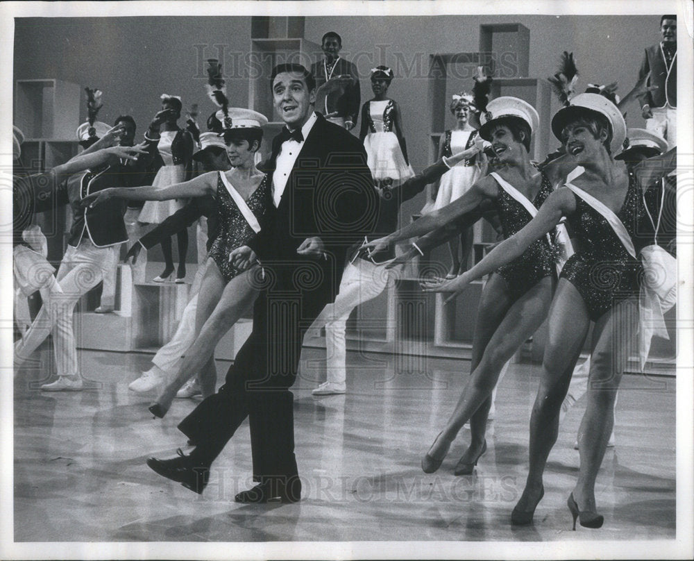 1956 Press Photo Jim Nabors Dancing On Stage With Scantily Clad Women - Historic Images