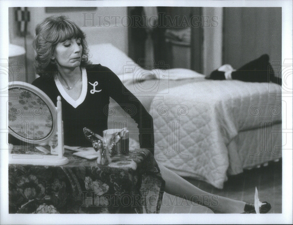 1982 Press Photo Laverne Shirley Series Actress Marshall Fur Fly Episode - Historic Images