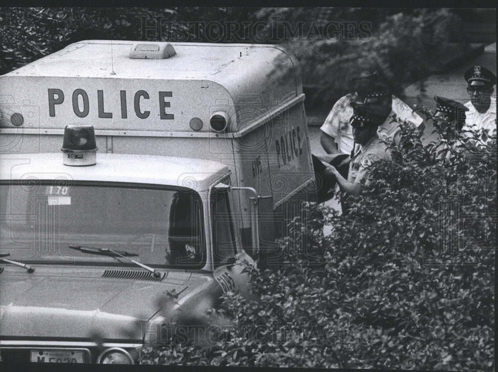 1973 Press Photo Chicago Police Remove Beaten,Naked Body Of Lee A Wilson - Historic Images