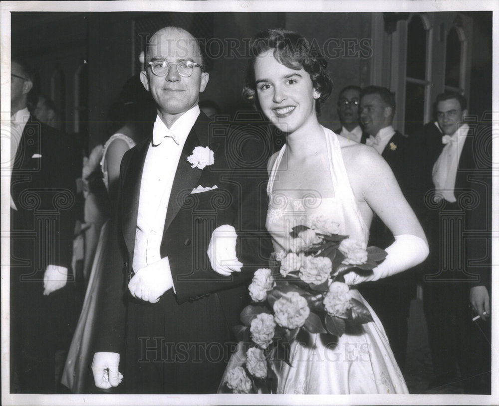 1955 Miss Alicia Reid Magnusson and her father - Historic Images