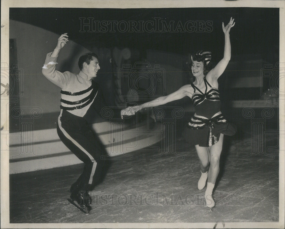 1947 Press Photo Gill Dennis and Terry Lovelace iceskating - Historic Images