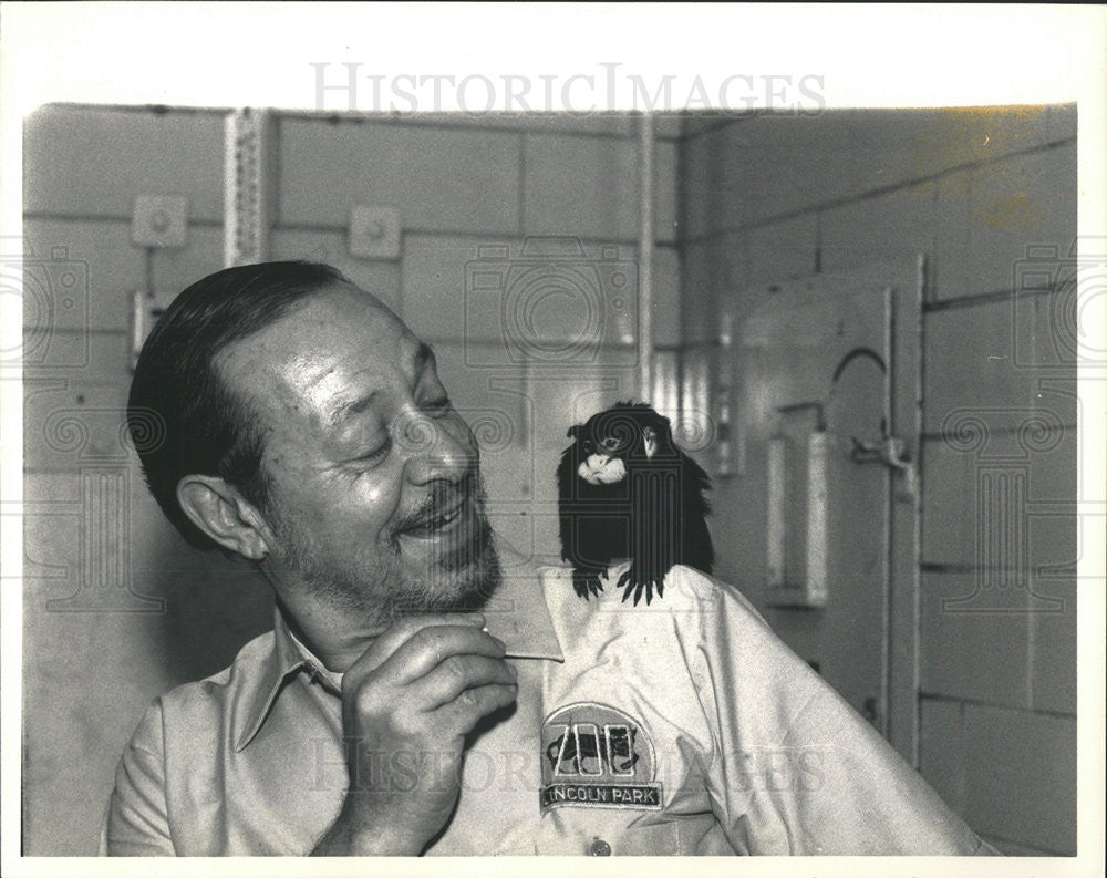 1987 Press Photo Reporter Larry Weintraub with monkey - Historic Images