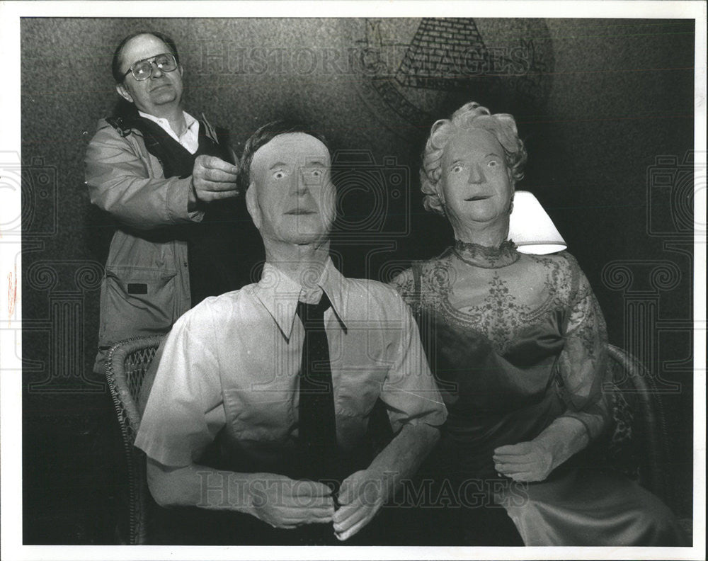 1991 Press Photo John Sefick Sculptor Life Size George &amp; Barbara Bush - Historic Images