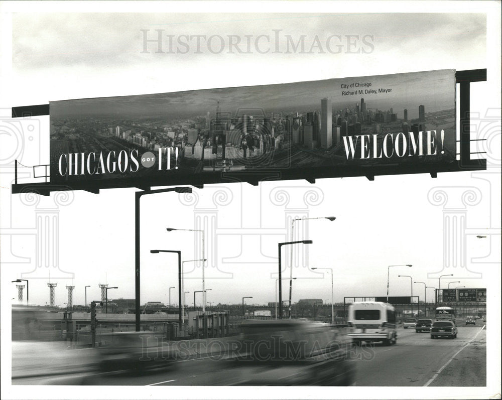 1990 Press Photo Mark Segal Chicago Skyline Billboard at O&#39;Hare Airport - Historic Images