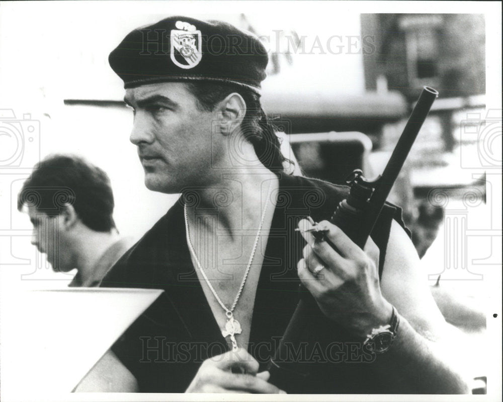 Press Photo Steven Segal With A Shotgun In "Hard d To Kill" - Historic Images