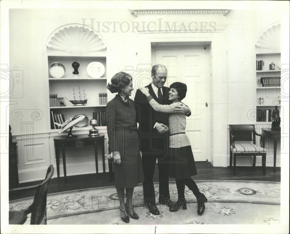 1979 Press Photo Sheila Weidenfeld Hugging Jimmy Carter, Mrs Carter Watching - Historic Images