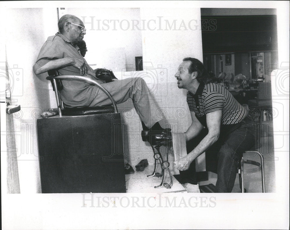 1989 Press Photo Sun Times Reporter Larry Weintraub Shines Lee Tresvant&#39;s Shoes - Historic Images