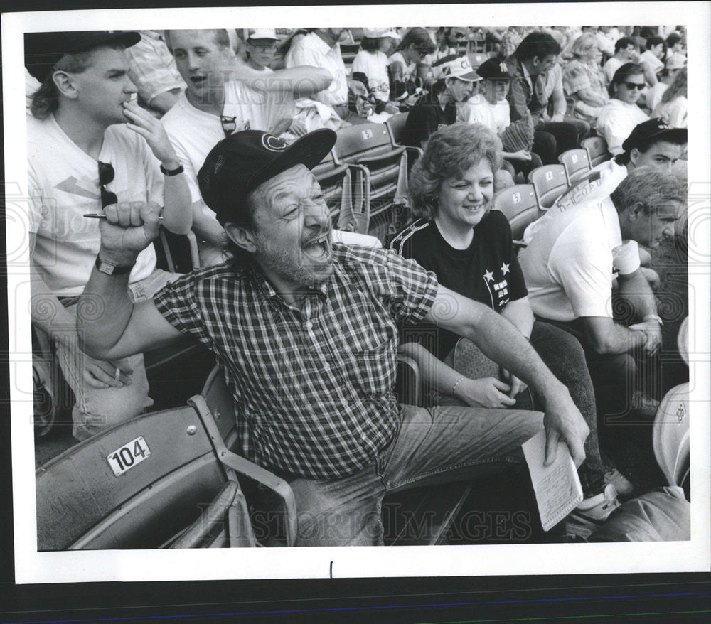 1989 Press Photo Sun Times Reporter Larry Weintraub At Chicago Cubs Game - Historic Images