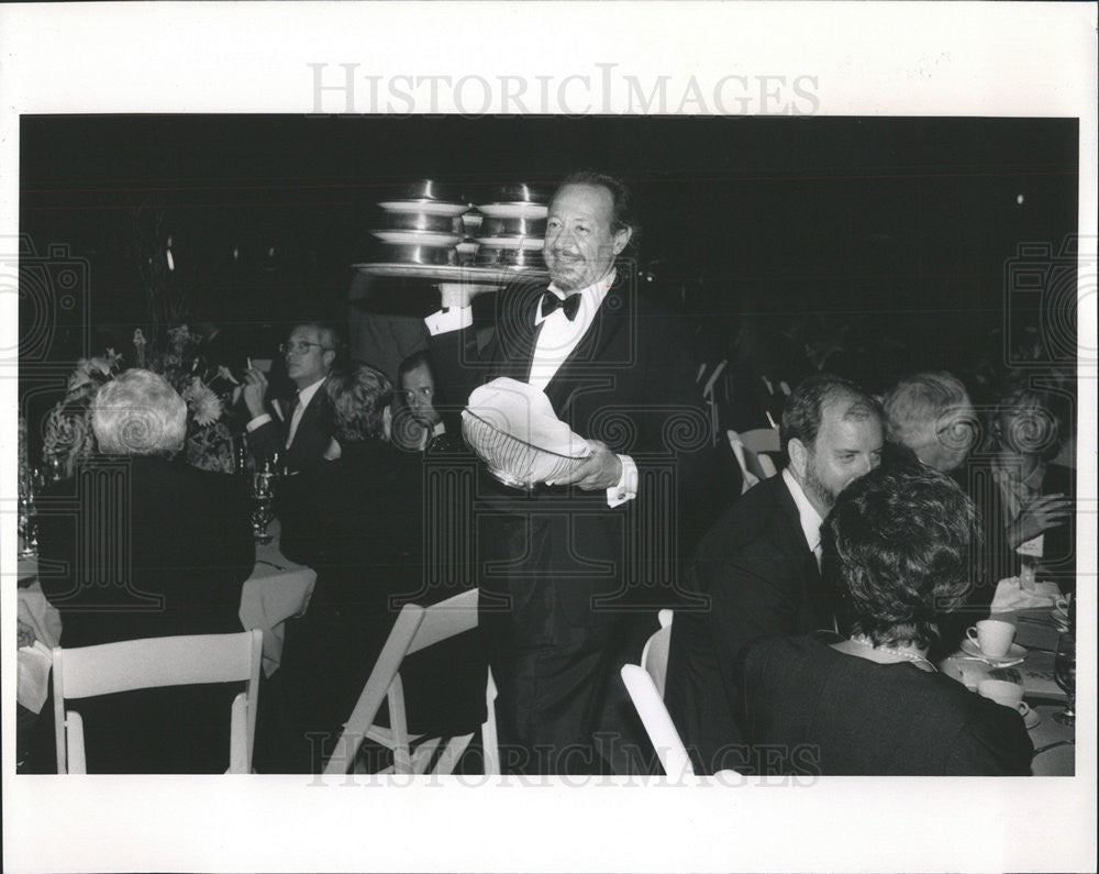 1989 Press Photo Larry Weintraub Waiting Tables At Governors Conference In Chgo - Historic Images