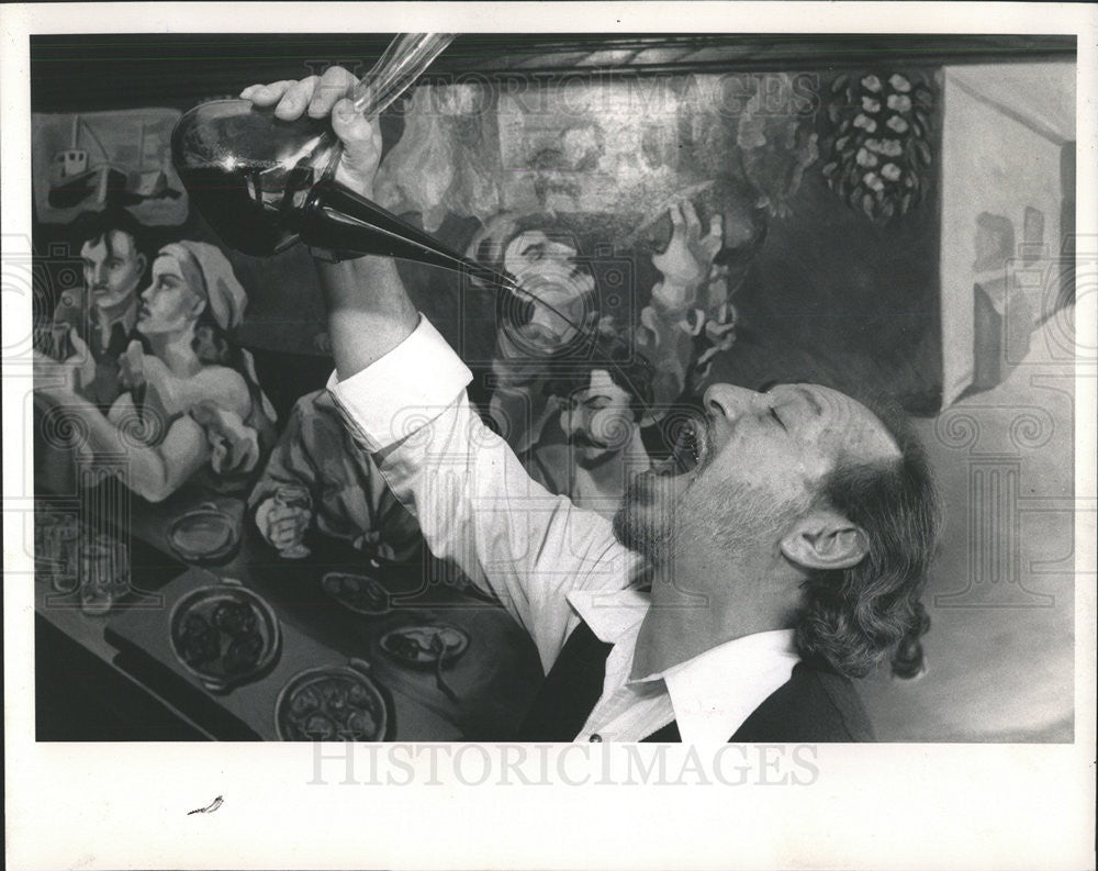 1989 Press Photo Sun Times Reporter Larry Weintraub Salutes Columbus Day - Historic Images