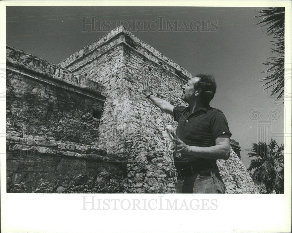 1989 Press Photo Larry Weintraub Inspects Mayan Ruins - Historic Images