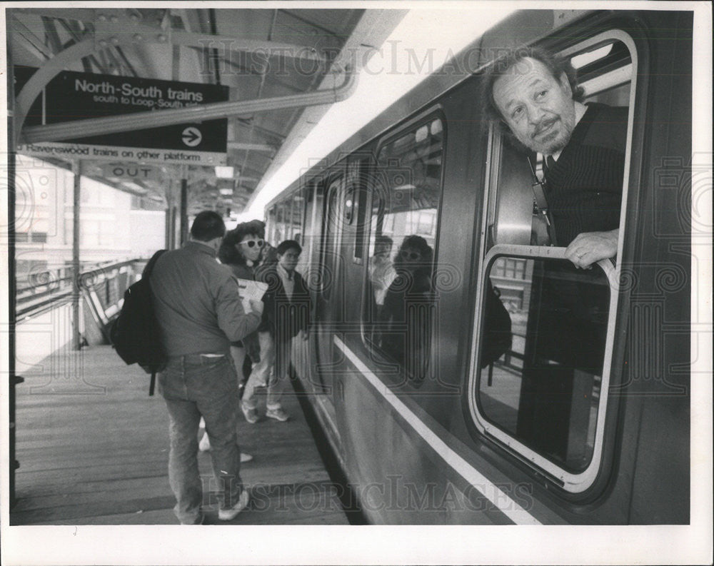 1989 Press Photo Reporter Larry Weintraub as a CTA conductor - Historic Images