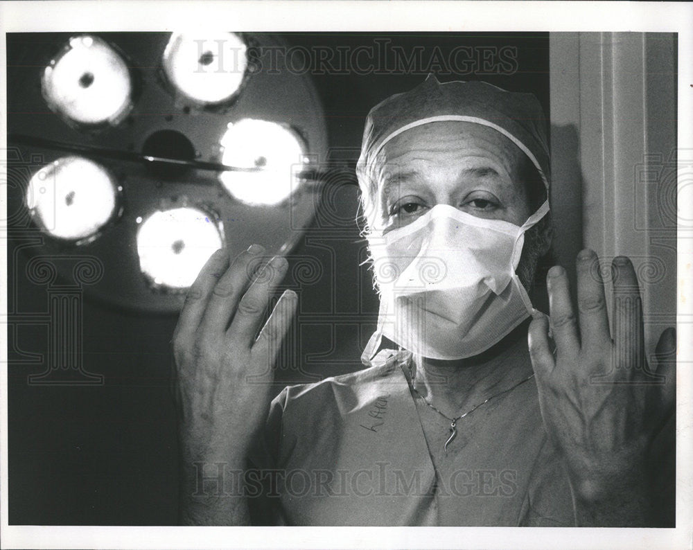 1989 Press Photo Larry Weintraub Before Surgery - Historic Images