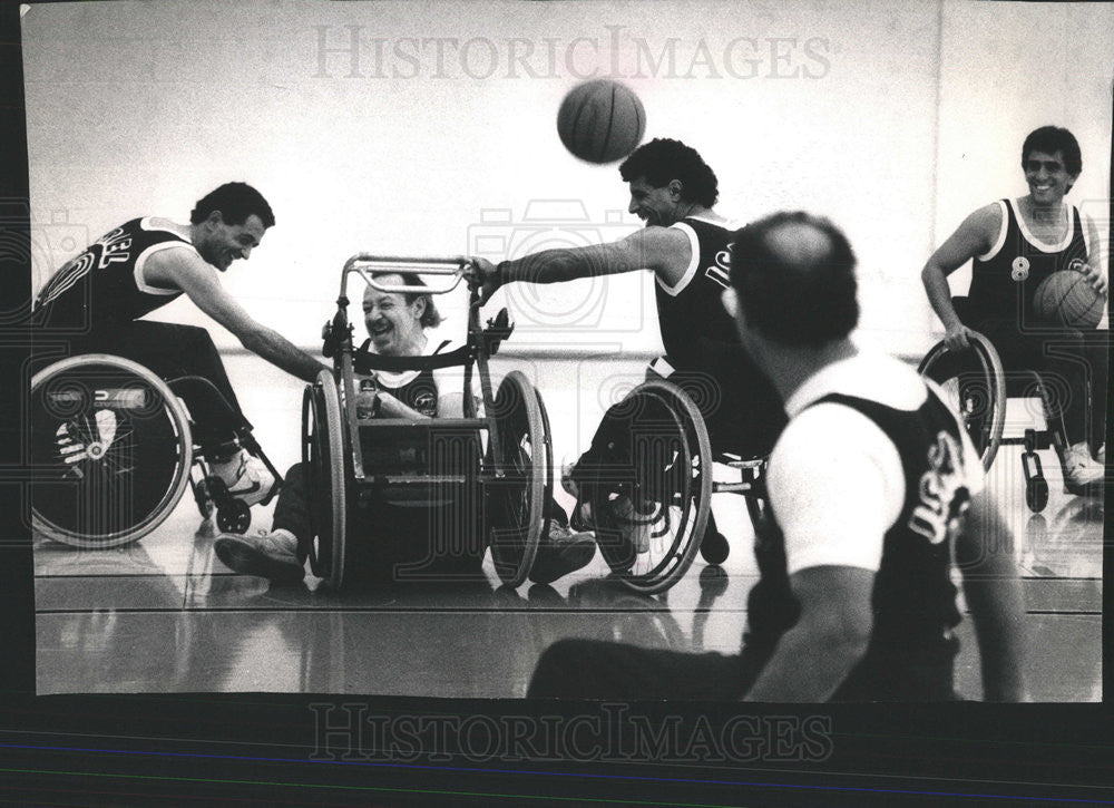 1989 Press Photo Reporter Larry Weintraub playing basketball - Historic Images