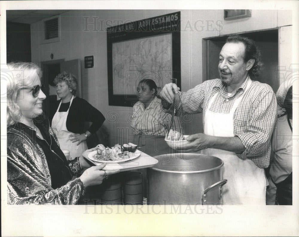 1989 Press Photo Larry Weintraub Feeding Hunry At Good News Soup Kitchen - Historic Images