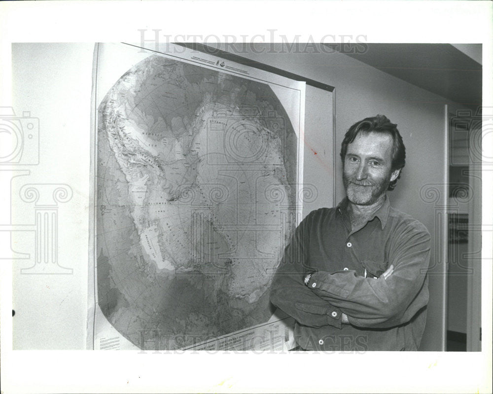 1990 Press Photo John Weiley,Filmmaker, and His Six Man Crew - Historic Images