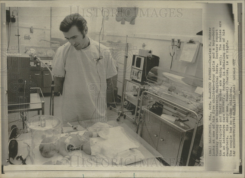 1974 Press Photo Quintuplet Father Charles Rohrer Looking At one of His 5 Babies - Historic Images