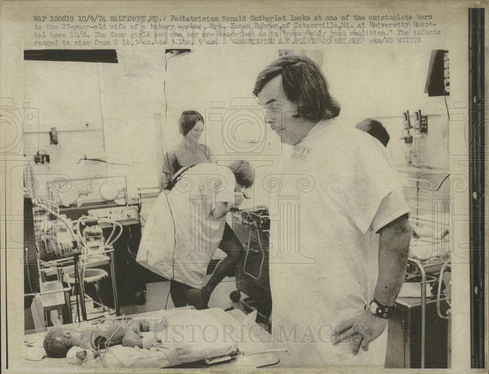 1974 Press Photo Pediatrician Ronald Gutberlet Quintuplets - Historic Images