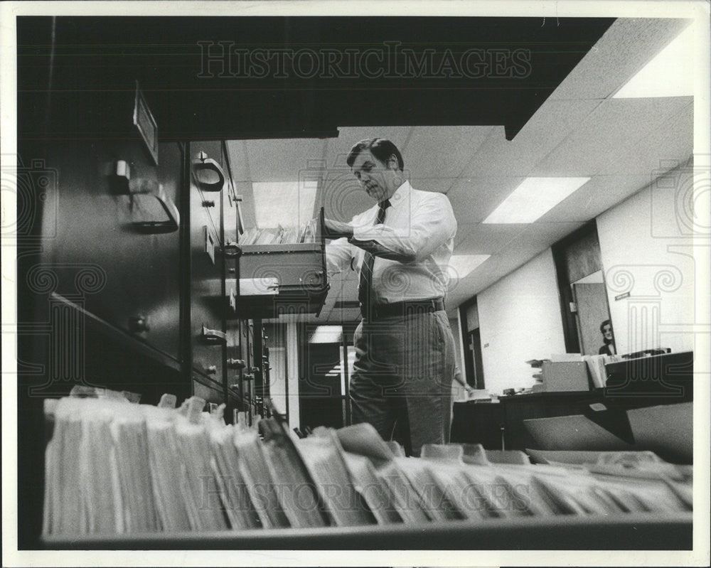 1982 Press Photo James V. Rokaitis Personnel Director South Stickney School Dis. - Historic Images