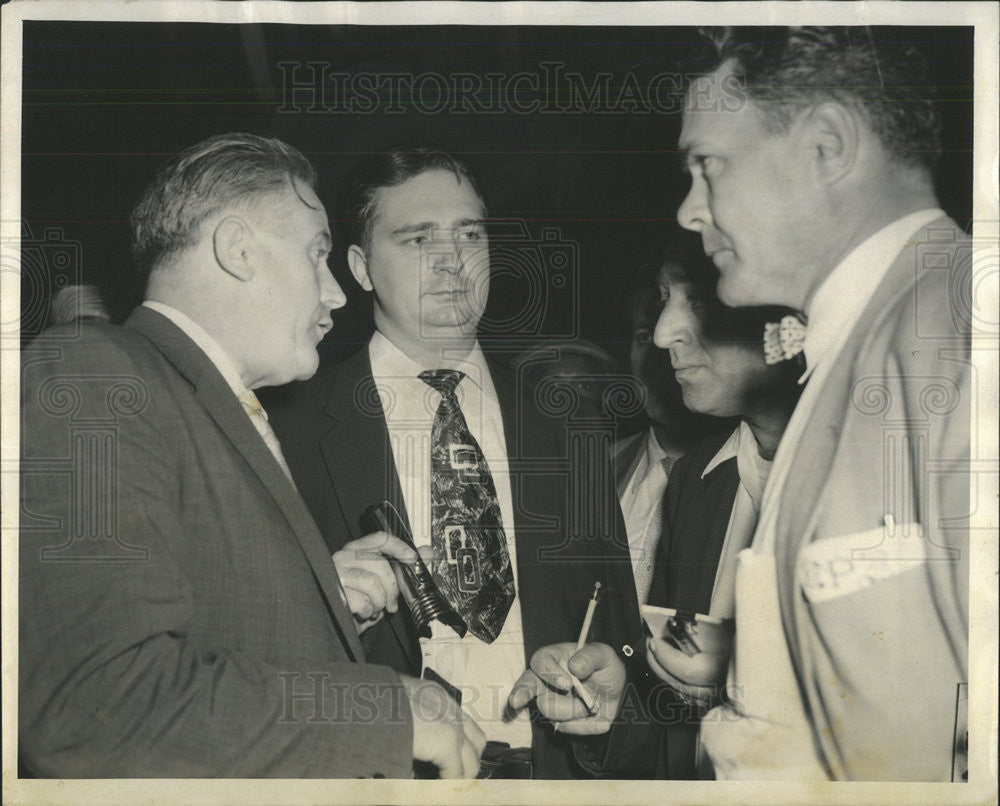 1956 Press Photo Lt. James McMann &amp; Officer Daniel Rolewicz Discuss Murder Case - Historic Images