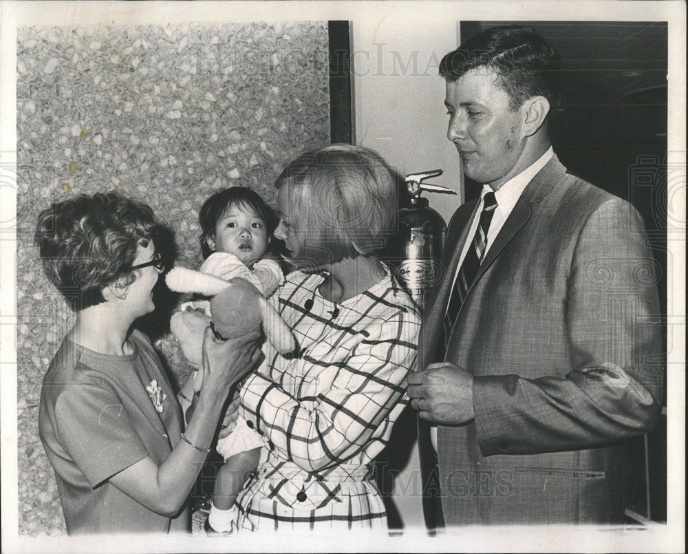 1968 Press Photo Kyong Seol Jai Korean Orphan Meets New Parents - Historic Images