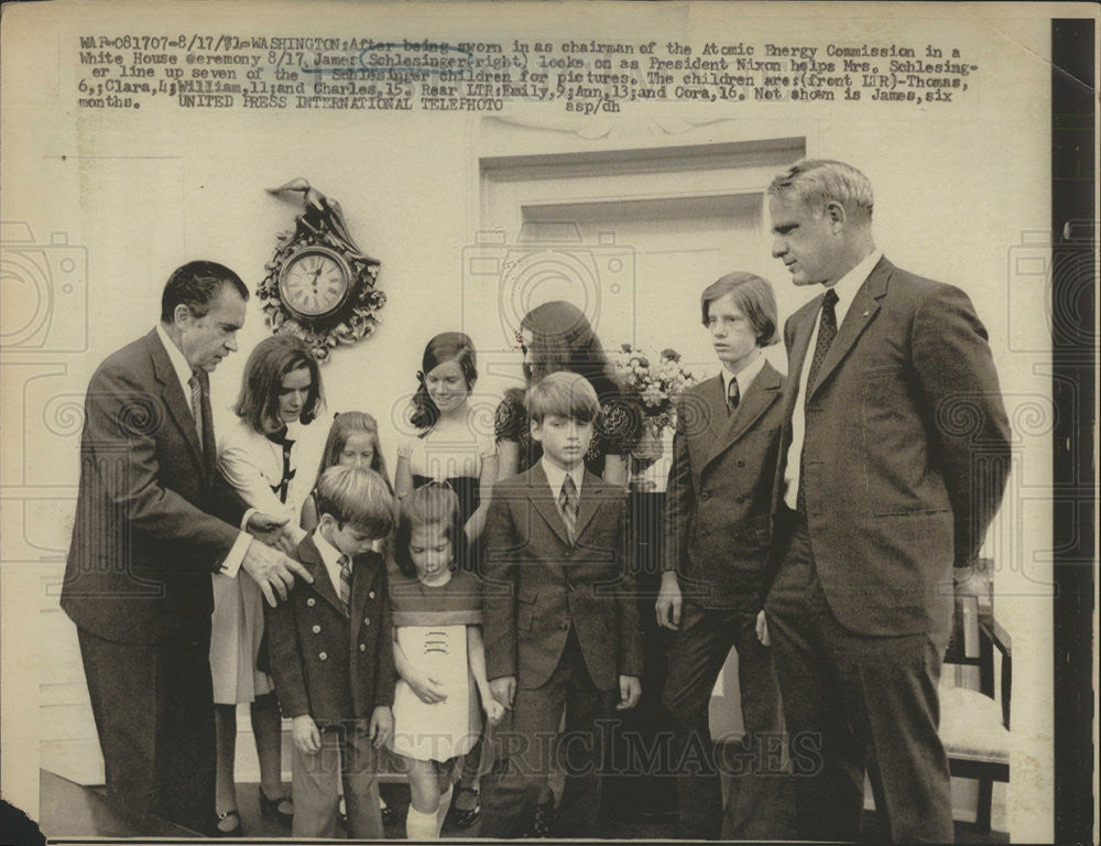 1971 Press Photo Pres,Nixon,James Schlesinger,Mrs Schlesinger and family - Historic Images