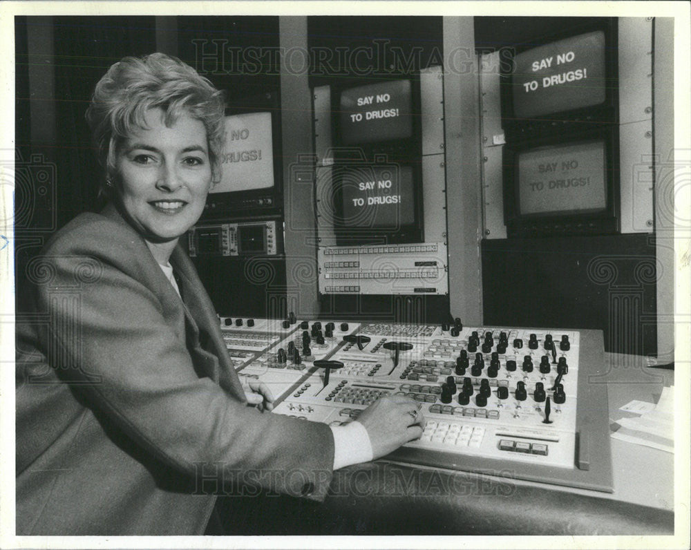 1987 Press Photo Kath Rivera At Control Board Making The Say No To Drugs Video - Historic Images