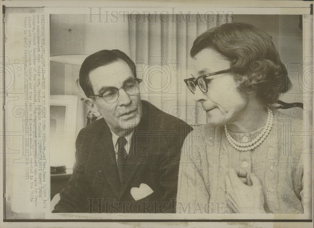 1967 Press Photo Mr. and Mrs. James S. Robb talk over the marriage of their son - Historic Images