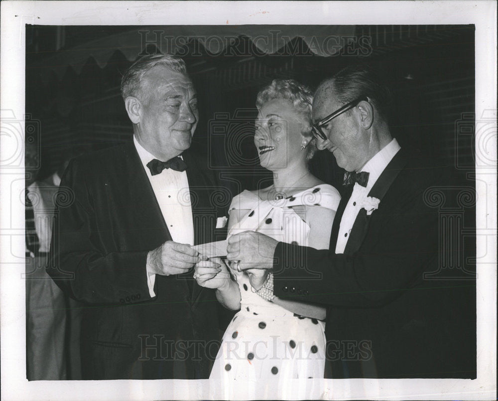 1956 Press Photo Mrs William Romanoff, Dan Ryan &amp; Dr Samuel Hoffman - Historic Images