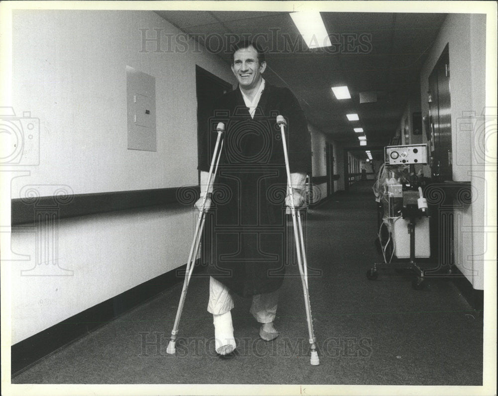 1984 Press Photo Democratic Senate Candidate Alex Seith After Jogging Accident - Historic Images