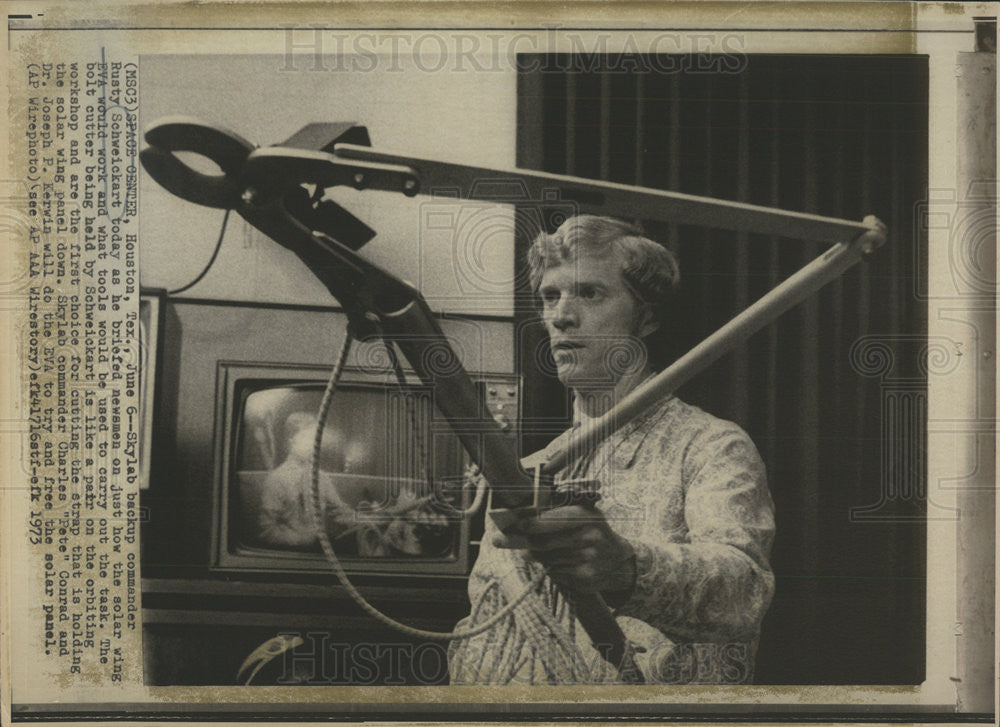 1973 Press Photo Rusty Schweickart/Skylab/Solar Wing Repair/Bolt Cutter/Space - Historic Images