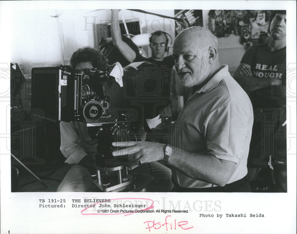 1987 Press Photo Director John Schlesinger works The Believers - Historic Images