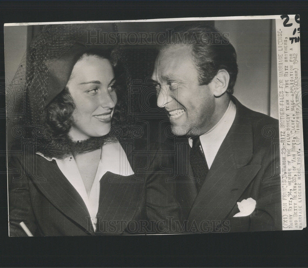 1942 Press Photo Comedy Actor Harry Ritz And Betty Heath Apply Marriage License - Historic Images