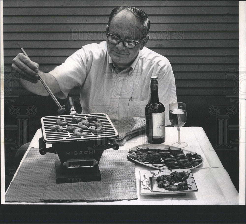 1969 Press Photo Col. Robert Ritz prepares barbecued soy-sauce shrimp grill - Historic Images