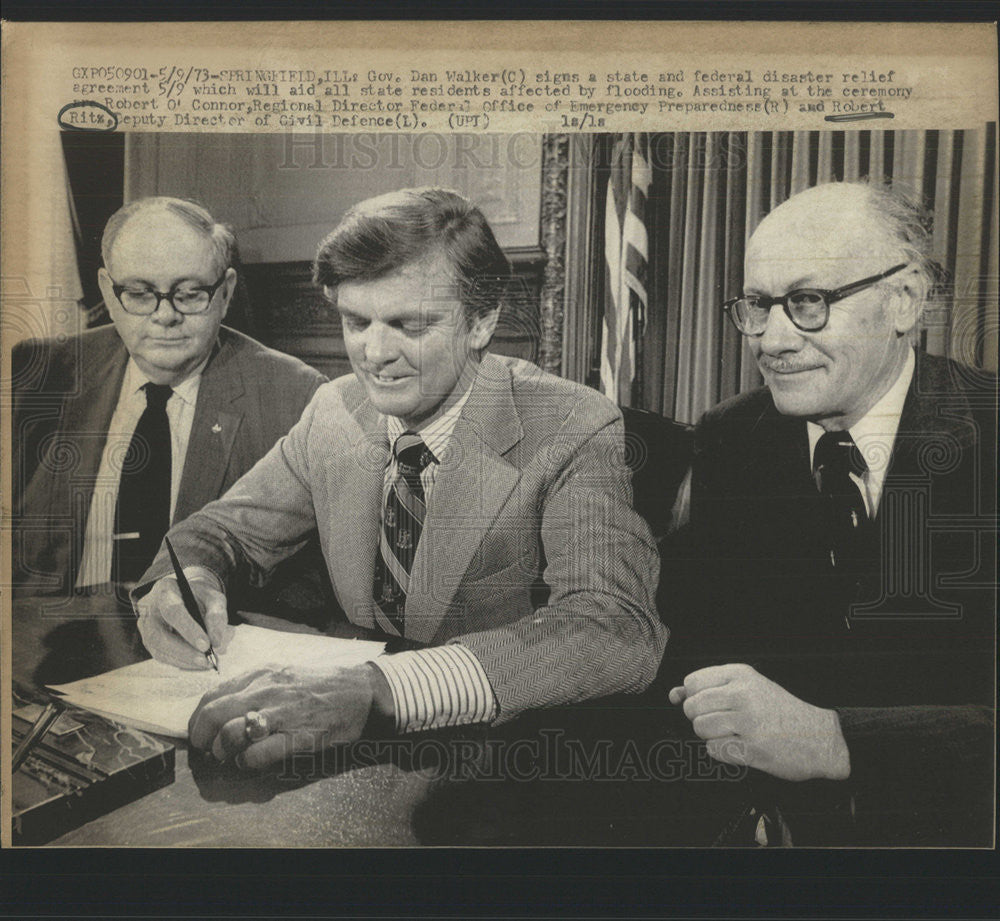 1973 Press Photo Gov. Dan Walker disaster relief Illinois resident flooding - Historic Images