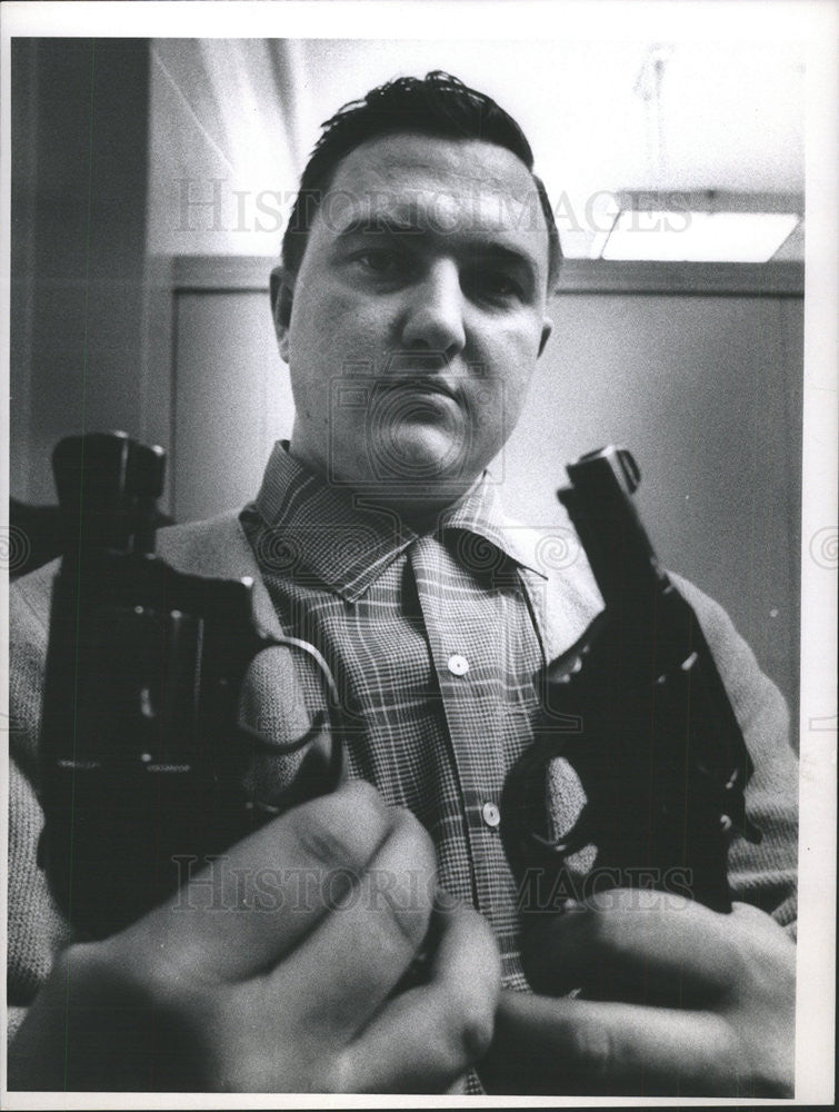 1969 Press Photo Policeman Peter Poholik Holds Guns In Both Of His Hands - Historic Images