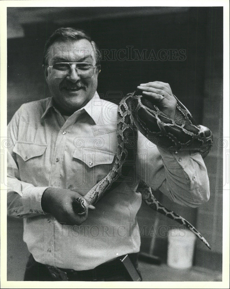 1987 Press Photo Peter Poholik Director Chicago Animal Care Commission python - Historic Images