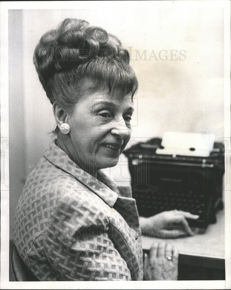 1968 Press Photo Mrs Marion Ellsworth VP National City Bank of Chicago - Historic Images