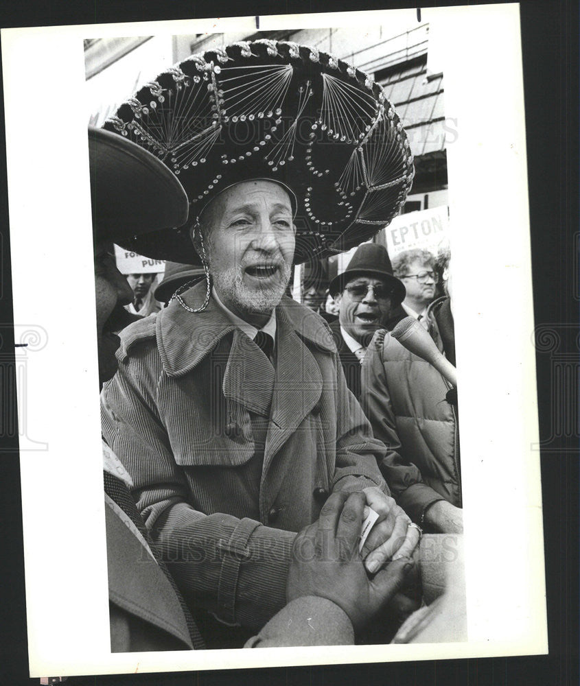 1983 Press Photo Bernard Epton Illinois Representative Sombrero Chicago - Historic Images