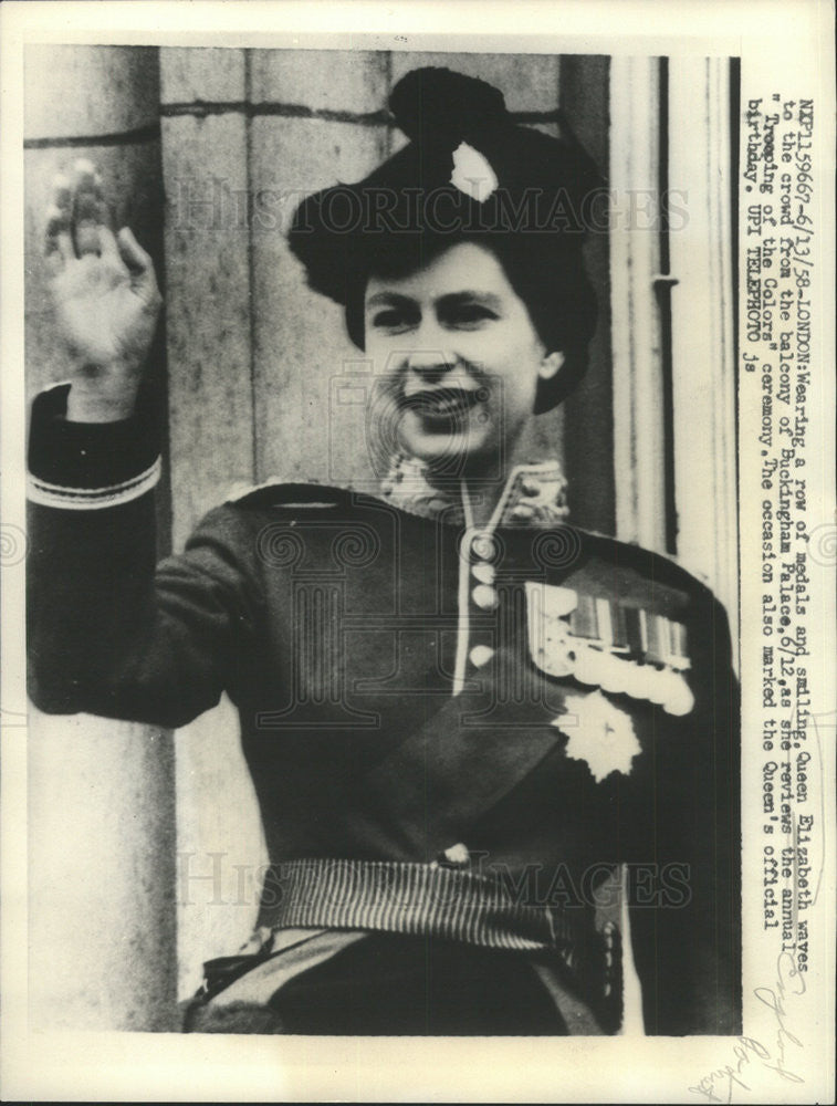 1958 Press Photo Queen Elizabeth at Buckingham Palace - Historic Images