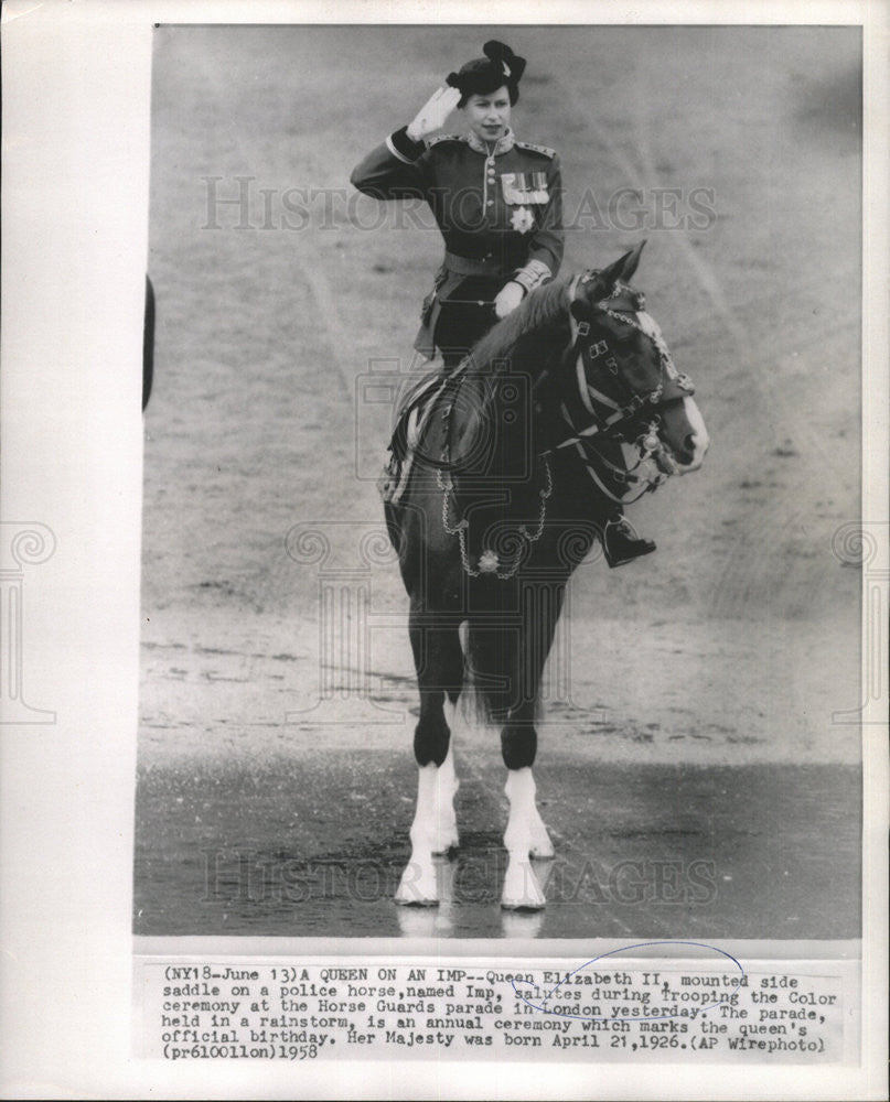 1958 Press Photo Queen Elizabeth II On Imp, A Police Horse, Salutes - Historic Images