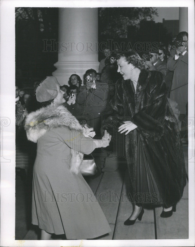 1954 Press Photo Mrs. Dwight D. Eisenhower Greets British Queen Mother Elizabeth - Historic Images