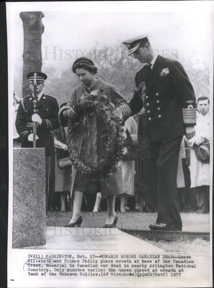 1957 Press Photo Queen Elizabeth Prince Philip Canadian Cross Arlington Cemetery - Historic Images