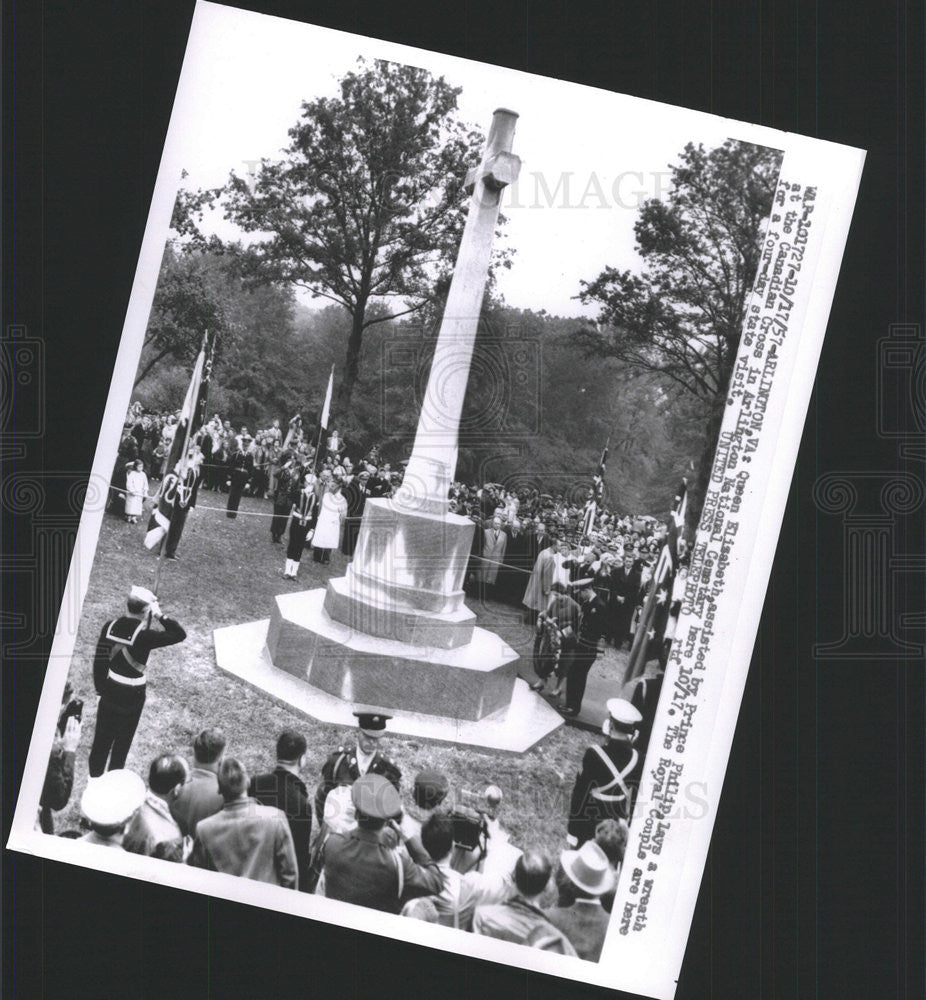 1957 Press Photo Queen Elizabeth,Prince Phillip at Arlington Cemetery - Historic Images