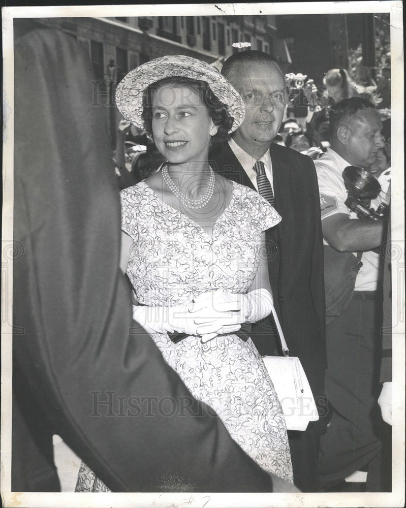 1959 Press Photo The Queen Arriving At Guildhall With Governor Stratton - Historic Images