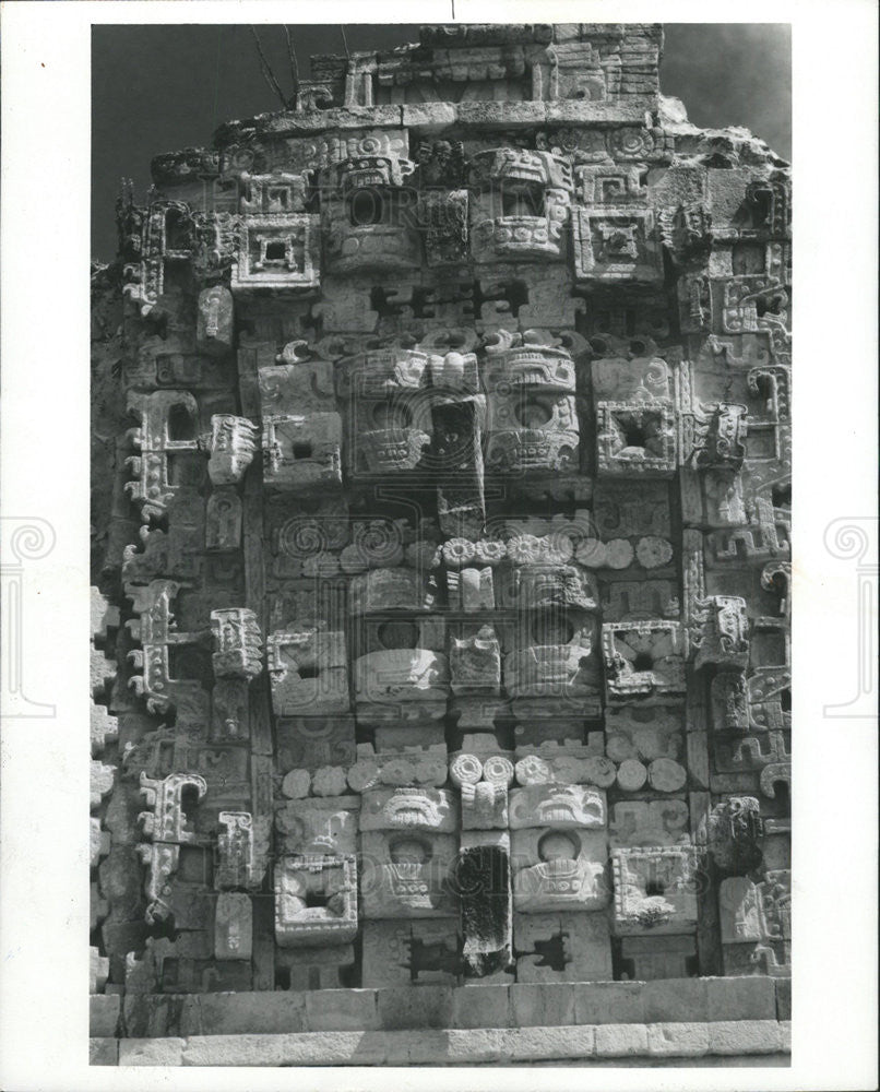 1981 Press Photo Masks on the Facade of a Building in the Nunnery Quadrangle - Historic Images