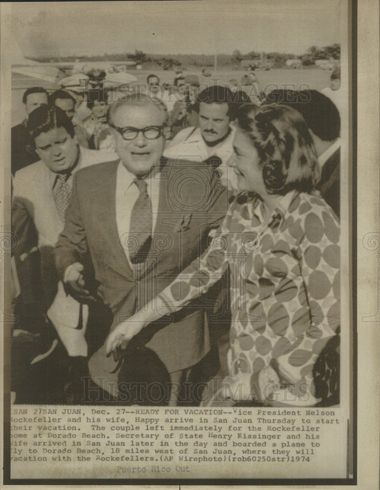 1974 Press Photo New York Governor Nelson Rockefeller With His Wife, Happy - Historic Images